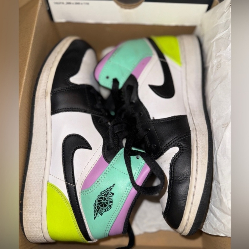 Nike Air Jordan 1 Mid SE Women's Size 7.5/Big kid's 6Y White/black/volt/green